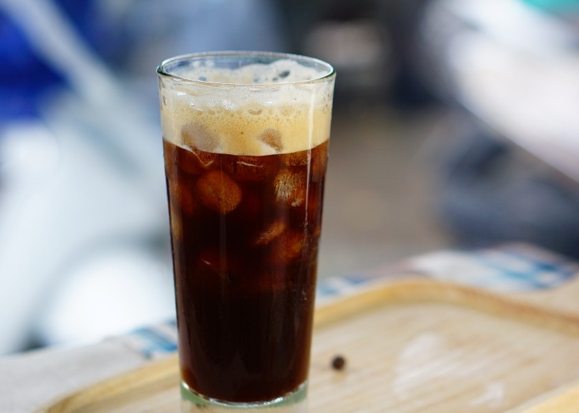 Iced black coffee (Ca phe den da)