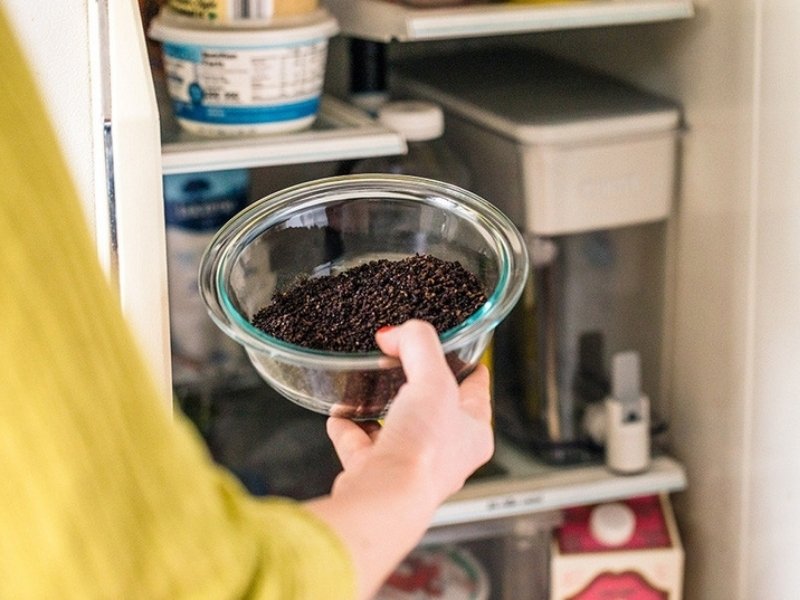 Uses of coffee grounds in daily life: deodorizing refrigerators.