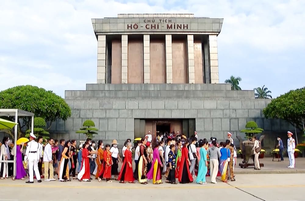 Dress respectfully when visiting Ho Chi Minh Mausoleum