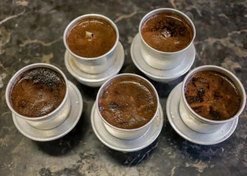 The coffee powder has bloomed after pouring in hot water, waiting for the coffee to extract drop by drop.